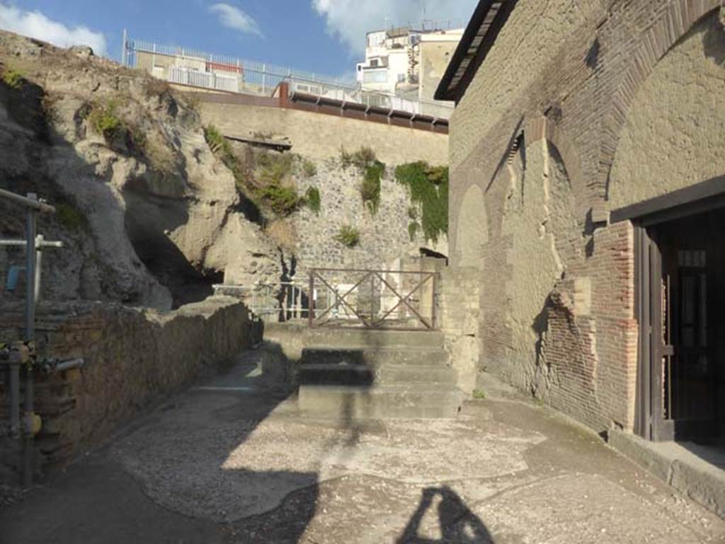 Ins. VI 24, Herculaneum, September 2015. Looking north at northern end of Cardo III Superiore.